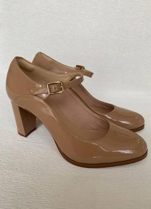 Женские туфли clarks натуральная лаковая кожа цвет пралине устойчивый каблук 8 см пряжка классическ.