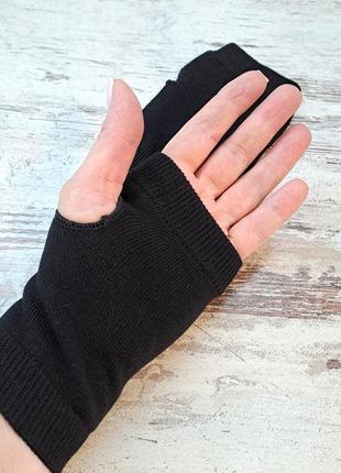 Короткие трикотажные эластичные митенки перчатки без пальцев однотонные чёрные