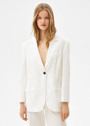 Легкий пиджак bershka белого цвета4 фото