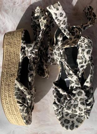 Леопрадові босоніжки на платформі