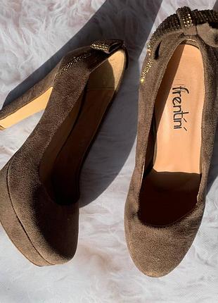 Коричневые туфли на каблуке