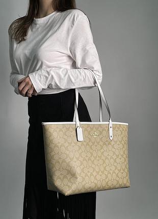 Женская сумка coach reversible signature city tote chalk/light khaki