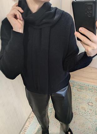 Чорний свитко з пришитим шарфом в стилі cos