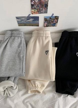 Утеплені жіночі повсякдені джогери з мінімалістичним принтом 🖤🙌