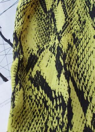 Актуальна сукня на бретелях зміїний принт4 фото