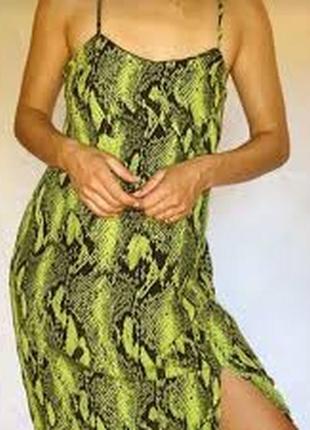 Актуальна сукня на бретелях зміїний принт2 фото