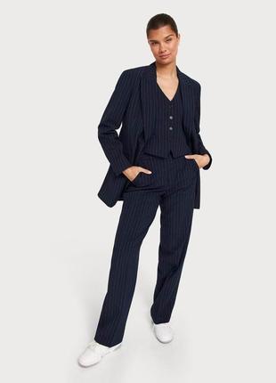 Темно-синий женский костюм