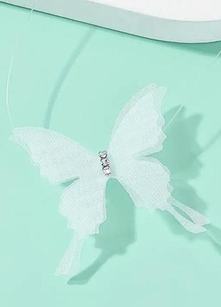 Колье с белой бабочкой и камушками на леске