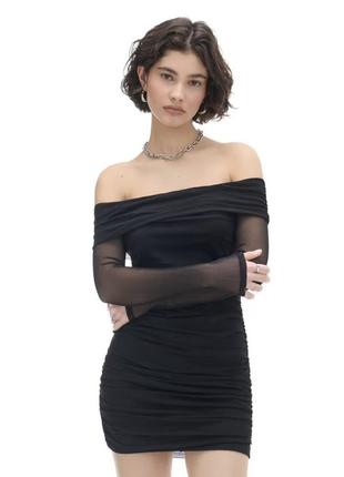 Черное платье с открытыми спущенными плечами cropp с рукавами в сетку1 фото