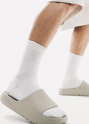 Asos design flynn one play slider in bone новые шлепанцы мужские сланцы хаки / бежевые оригинал прорезиновые шлепанцы размеры 39 - 40