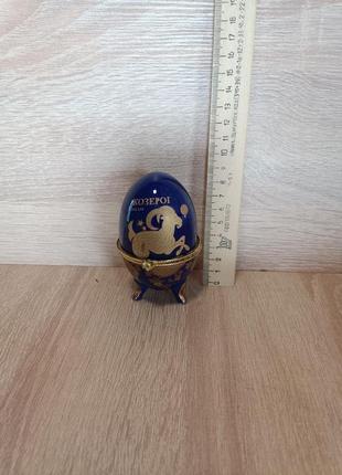 Шкатулки для ювелирных украшений, сундучки для драгоценностей или денег.