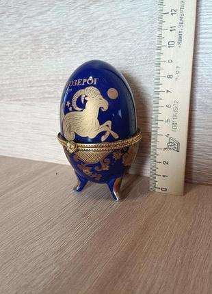 Шкатулки для ювелирных украшений, сундучки для драгоценностей или денег.