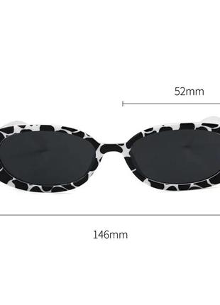 Сонцезахисні окуляри в чорно-білій оправі із чорними лінзами3 фото