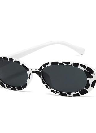 Сонцезахисні окуляри в чорно-білій оправі із чорними лінзами2 фото