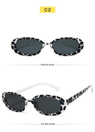 Сонцезахисні окуляри в чорно-білій оправі із чорними лінзами4 фото