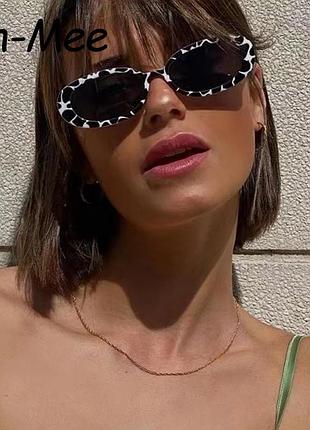 Солнцезащитные очки в черно-белой оправе с черными линзами