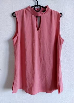 Стильная блуза с актуальным вырезом на шее