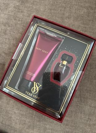 Подарочный набор very sexy из люксовой коллекции victoria's secret (мини парфюма + крем для тела)3 фото