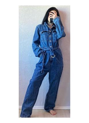 Актуальный джинсовый комбинезон, с карманами, с поясом, стильный, базовый, модный, трендовый2 фото