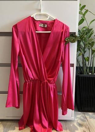 Розовое атласное мини платье комбинезон