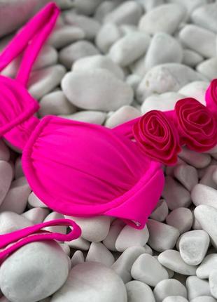 Трендовый купальник с объемным цветком ярко розового цвета10 фото