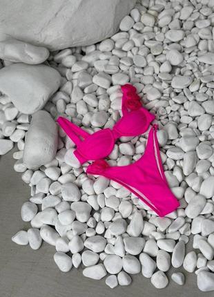 Трендовый купальник с объемным цветком ярко розового цвета9 фото