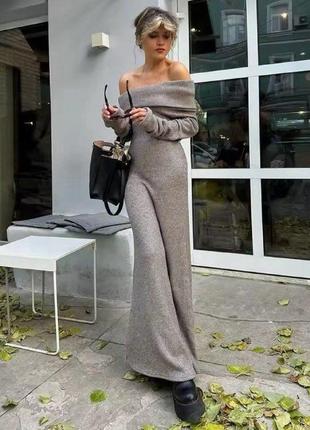 Сукня ангорова з відкритими плечима і вирізами для пальчиків