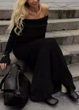 Сукня ангорова з відкритими плечима і вирізами для пальчиків