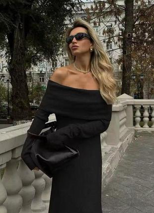 Сукня ангорова з відкритими плечима і вирізами для пальчиків