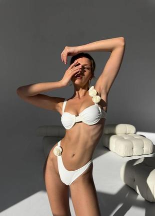 Трендовый купальник белого цвета с цветками