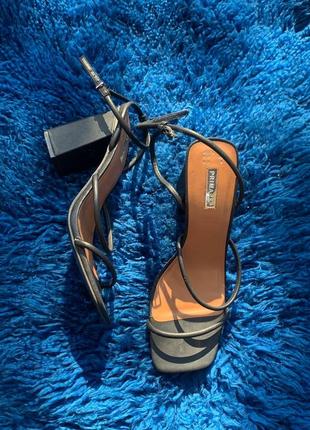 Черные босоножки на шнуровке