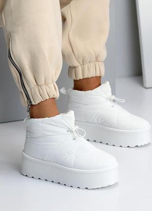 Модні білі низькі дутики "уггі" на платформі зима 2025