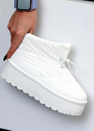 Модні білі низькі дутики "уггі" на платформі зима 2025