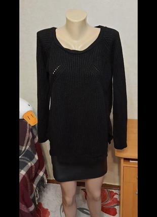 Светр жіночий, в'язаний.