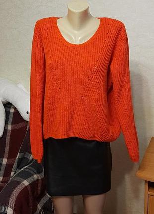 Свитер женский вязаный.