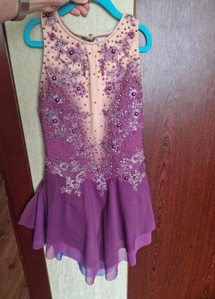 Платье для выступлений на льду и фигурного катания