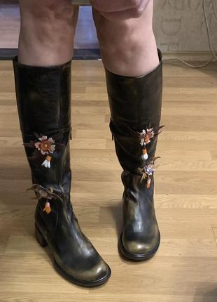 Сапоги новые. на замке. высокие -40 см. каблук квадратный -4 см. обхват сверху -35 см