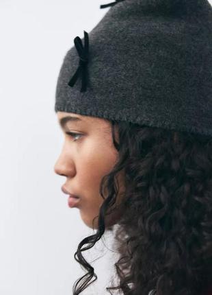 Трикотажная шапка с бантами