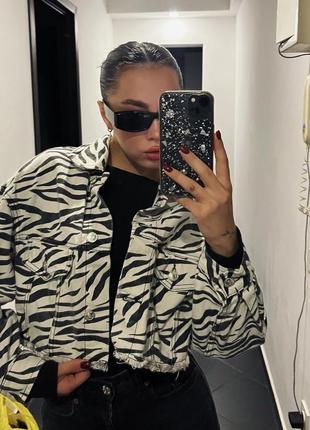 Джинсова куртка у принт bershka