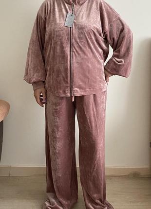 Спортивный велюровый костюм