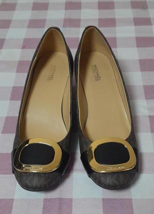 Туфли - лодочки коричневого цвета michael kors patsy monogram на низком каблуке made in vietnam4 фото