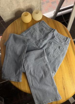 Голубые джинсы