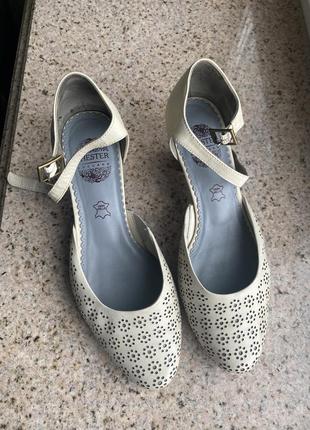 Туфлі шкіряні chester жіночі 37 розмір бежеві