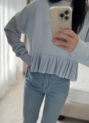 В наличии женский свитер с баской удлиненный one size м/l голубой на длинном рукаве трикотаж