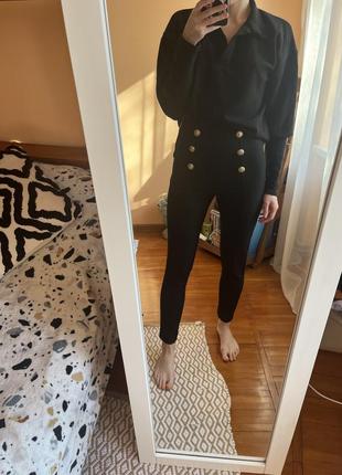 Черные брюки с декоративными пуговицами