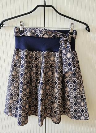 Красива спідничка трапецієподібна з поясом