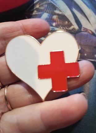 Крупная медицинская брошь брошка значок металл эмаль медицина сердце