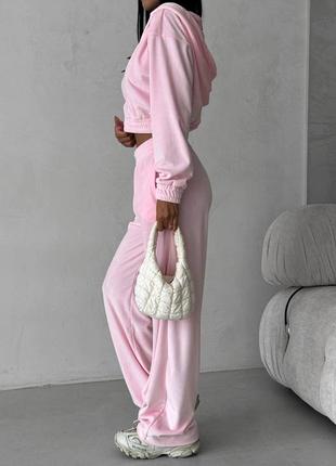 Зручні костюми з велюру