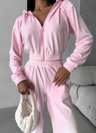 Зручні костюми з велюру