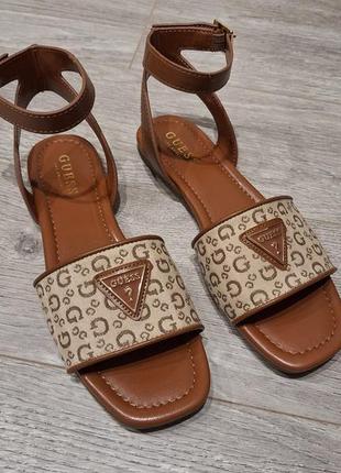 Босоніжки guess